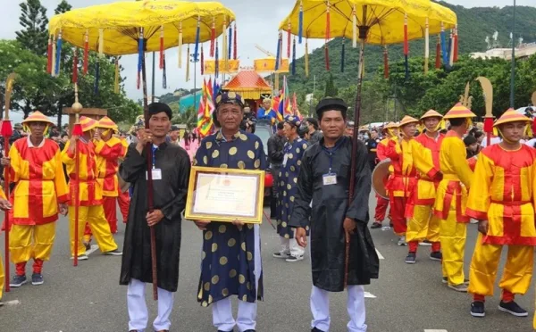 Le Hoi sen don ta Khomer